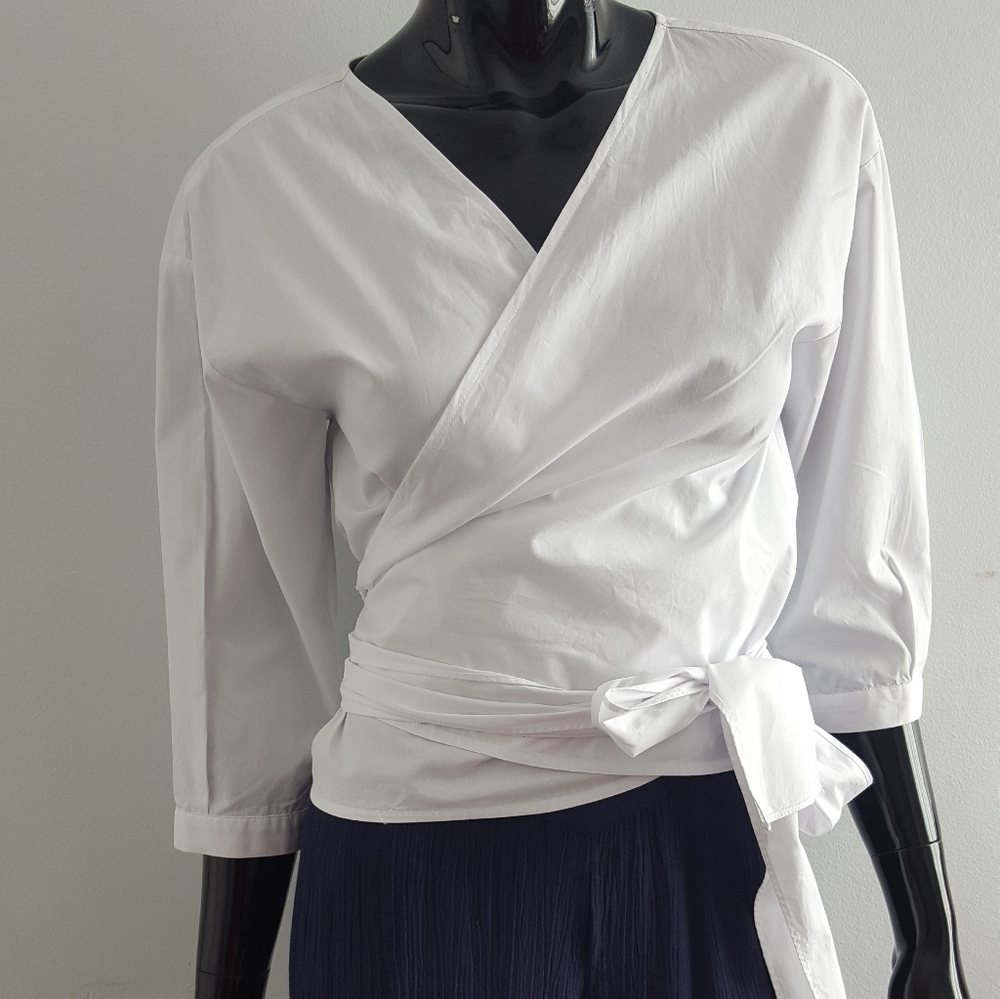 Kensie White Wrap Top Size S. (J)